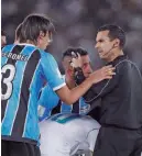  ??  ?? César Ramos calmó a jugadores del Gremio que reclamaban penalti.