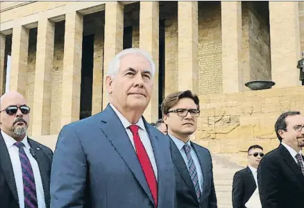  ?? ADEM ALTAN / AFP ?? Tillerson hizo una ofrenda floral en el mausoleo de Kemal Atatürk, padre de la república turca, en Ankara