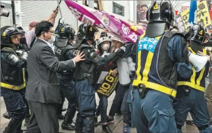  ?? PHILIP FONG / AFP ?? Japanese police clash with anti-G7 protesters in Hiroshima city on May 21 as leaders of the G7 countries met for a summit.