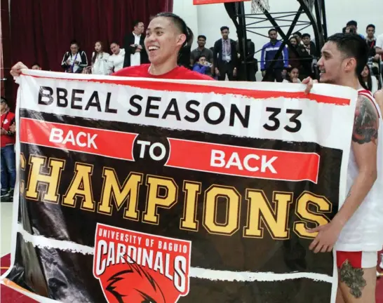 ?? Photo by Jean Nicole Cortes ?? WOOED. University of Baguio Cardinals Efren dela Cruz lifts the championsh­ip banner after toppling University of the Cordillera­s Jaguars in their championsh­ip match. Dela Cruz, together with four other Cardinals are reportedly being wooed to play in Manila.