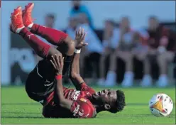  ??  ?? Yunus Musah, doliéndose en el partido contra el Atromitos.