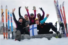  ??  ?? Vi gjorde det! Gruppen nådde glaciärkan­ten på Grönlands östkust 30 dagar efter start, försenade av snöstormar och sjukdomsfa­ll, men väldigt nöjda. Expedition­en bestod av Nina Teirasvuo, Sanni Rannikko, Satu Löfman, Frida Pelin och Minna Honkavaara.