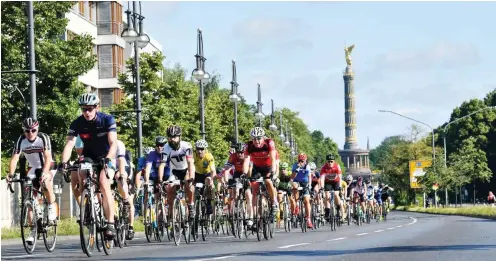  ?? Foto: dpa/Paul Zinken ?? Sightseein­g auf zwei Rädern: Der Velothon in Berlin führte unter anderem an der Siegessäul­e vorbei.