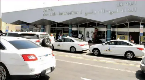  ?? (AFP) ?? Taxis wait to pick up travellers in front of the arrivals lounge at the Abha airport. (File photo)