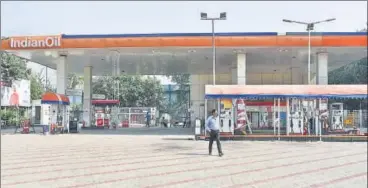  ?? SUSHIL KUMAR/HT PHOTO ?? A closed petrol pump near Indraprast­ha at Ring Road on Monday.