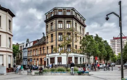  ??  ?? Bij nieuwe incidenten aan het Jan de Laetplein in Borgerhout gisteren raakten twee agenten gewond.
FOTO VICTORIANO MORENO