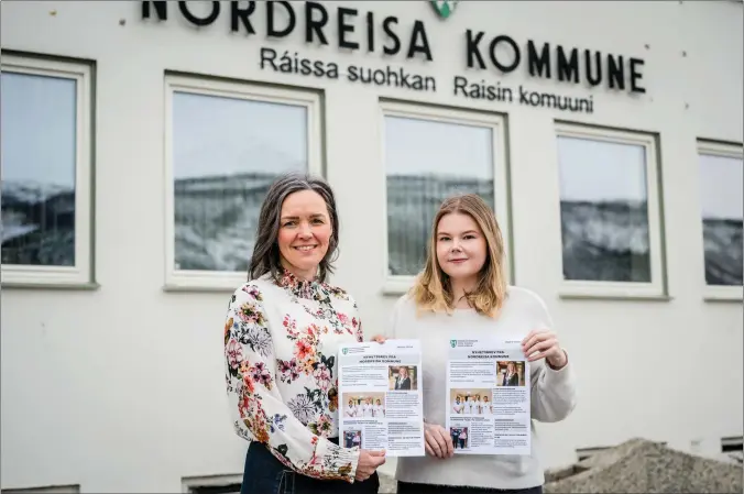  ?? FOTO: KRISTINA BÅTNES HESTDAHL ?? VIL NÅ ALLE: Ordfører Hilde Nyvoll og digital medarbeide­r Karoline Fossvoll i Nordreisa kommune er klar til å sende ut nyhetsbrev i posten etter påske.