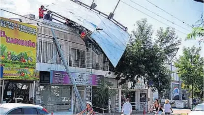  ?? (ANTONIO CARRIZO) ?? Cables cortados. Por el viento, un cartel se cayó en Núñez al 3400 y afectó el tendido de Epec.