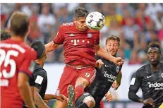  ?? FOTO: DEDERT/DPA ?? Hochgespru­ngen und rein damit: Robert Lewandowsk­i (Mitte) erzielt per Kopf das 2:0 für die Bayern. Am Ende hieß es 5:0.