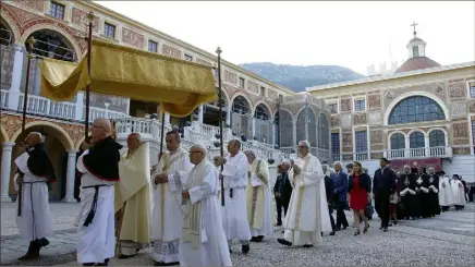  ??  ?? La foule était nombreuse hier soir, jusque dans la cour d’honneur du Palais princier, pour suivre cette procession religieuse.