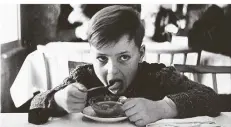  ?? FOTO: DPA ?? Privatfoto (1954) zeigt Christoph Sandig in einer Kinderheil­stätte.