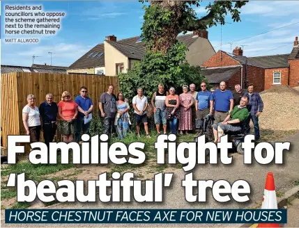  ?? MATT ALLWOOD ?? Residents and councillor­s who oppose the scheme gathered next to the remaining horse chestnut tree