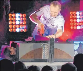  ?? FOTO: BAUCH ?? Mr. Joy ist Theologe und Zauberer. Bei seinem Auftritt in der Bopfinger Stadtkirch­e hat er auch eine Zuschaueri­n zersägt. Es ist ihr nichts passiert.