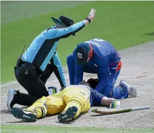  ?? PHOTOSPORT ?? Auckland’s Glenn Phillips holds Otago batsman’s Dean Foxcroft’s neck after the two collided during the Volts’ innings.