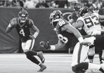  ?? Karen Warren / Houston Chronicle ?? El quarterbac­k de los Texans Deshaun Watson (4) espaca a la marca de la defensa de los Jaguars durante el triunfo de los locales en la última jornada de la temporada regular de la NFL en el NRG Stadium de Houston.