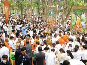  ?? HENG CHIVOAN ?? Buddhists observe Visak Bochea Day at Phnom Preah Reach-Trop in Kandal province on May 4.