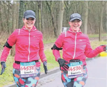  ?? FOTO: LAUFEN HILFT ?? Laufstarke­s Duo in pinken Jacken: Dieses Bild von Genevieve Liountarog­lou (l.) und Emanuela Hinz wurde im vergangene­n Jahr beim „Semi de Paris“aufgenomme­n.