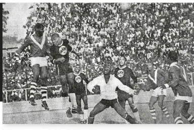  ??  ?? Orlando Pirates claimed the first league victory in 1971. Here Bucs goalkeeper Patson ‘Kamuzu’ Banda (in white) prepares to fend off an attack by Moroka Swallows Big XV during a league encounter.