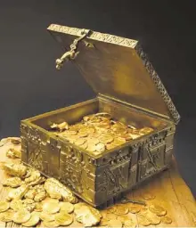  ?? PHOTOS BY JERI CLAUSING/AP ?? Forrest Fenn shows a chest purported to contain gold dust, hundreds of gold coins, nuggets and other artifacts.