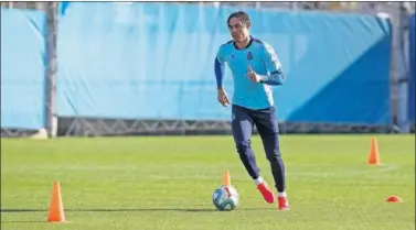  ??  ?? Raúl de Tomás, jugador del Espanyol, durante un entrenamie­nto en solitario.