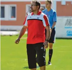  ?? Foto: Karl Aumiller ?? Im zweiten Jahr als Trainer bei der SSV Höchstädt soll Markus Zengerle mit seinem Team einen oberen Tabellenpl­atz einfahren.