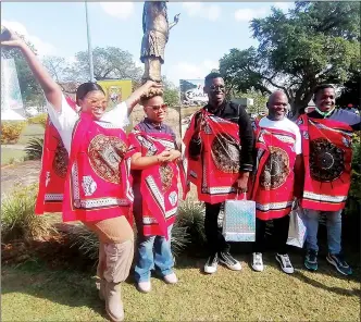  ?? ?? Durban Tourism Deputy Head Winile Mntungwa (2nd L) posing for a group photo with her team after they were given emahiya as gifts by the minister.