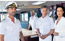  ?? FOTO: DIRK BARTLING/ZDF ?? Als Kapitän Max Parger (l.) macht der Bayer mit seiner „Traumschif­f“-Crew die Weltmeere unsicher.
