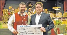  ?? FOTO: SD ?? Der Vorsitzend­e des Musikerein­s, Gerhard Bingger überreicht­e Bürgermeis­ter Wolfgang Strohmaier einen Scheck über 500 Euro.