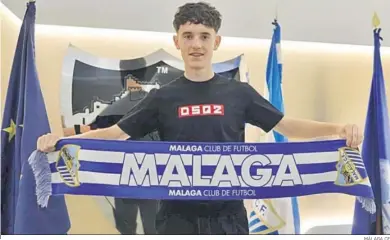  ?? MÁLAGA CF ?? Aarón Ochoa posa con la bufanda del Málaga.