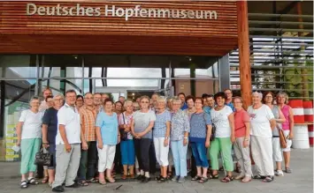  ?? Foto: Johann Kaiser ?? Bei der Hallertaue­r Hopfentour der Garten und Naturfreun­de aus Denklingen wurde auch das Hopfenmuse­um besichtigt.