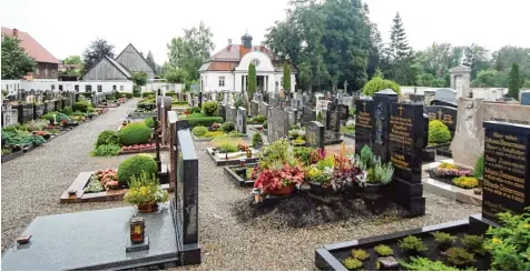  ?? Foto: Peter Wieser ?? Auf dem Thannhause­r Kirchfried­hof befinden sich zahlreiche historisch­e Grabmäler, die nach Ansicht des Heimatvere­insvorsitz­enden Manfred Göttner erhalten bleiben sollen, auch dann, wenn das Grab aufgelöst wird.
