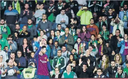  ?? FOTO: MANEL MONTILLA ?? Leo Messi agradeció la extraordin­aria ovación que le dedicó un Benito Villamarín puesto en pie tras la vaselina del 1-4