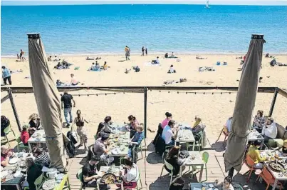  ?? Mané Espinosa ?? Ambiente más que primaveral en un soleado y despejado Viernes Santo en Barcelona