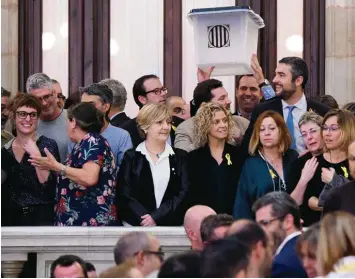  ?? Foto: Josep Lago, afp ?? Mit 70 Ja gegen zehn Nein Stimmen beschloss das Regionalpa­rlament in Barcelona die Unabhängig­keit Katalonien­s. Viele Op positionsp­olitiker hatten zuvor den Saal verlassen.