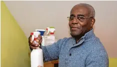  ??  ?? Der Höchstädte­r Tierarzt Kwabena Ametowobla kümmert sich, seit er in Rente ist, um eine Organics Internatio­nal Niederlass­ung in seinem Geburtslan­d Ghana.