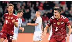  ?? FOTO: SVEN HOPPE/DPA ?? Geübte Geste in der Champions League: Robert Lewandowsk­i (r.) jubelt über sein 1:0 gegen Kiew.