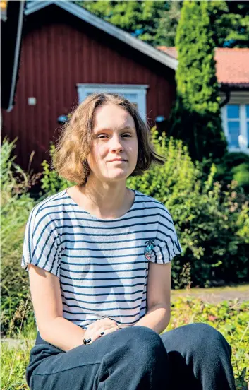  ?? Bild: Ida Graff ?? Medan den orädda räven mumsade på smultronen i trädgården åkte mobiltelef­onerna fram och familjen Graff började filma och fotografer­a. Äldsta dottern Ida Graff sträckte fram handen för att se om den ville äta ur handen på henne. ”När den var ungefär en decimeter från min hand så fick den tag i min mobiltelef­on i stället”, berättar hon.