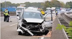  ?? FOTO: STEPHAN EICKERSHOF­F ?? Zwei Autos und ein Lieferwage­n kollidiert­en am Donnerstag­morgen auf der A 40: Die Autobahn wurde in Richtung Venlo voll gesperrt.