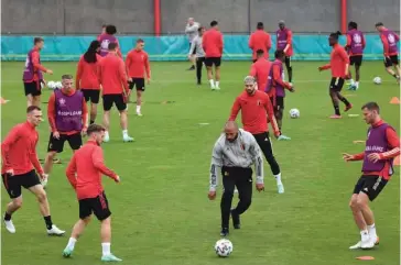  ?? Foto Kenzo Tribouilla­rd/AFP ?? Pomočnik belgijskeg­a selektorja Thierry Henry je takole uigraval ekipo na treningu.