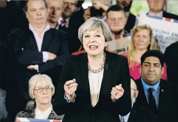  ?? ANDREW YATES / AP ?? La primera ministra británica pronunció ayer por la tarde un discurso ante potenciale­s votantes en Bolton (Inglaterra)