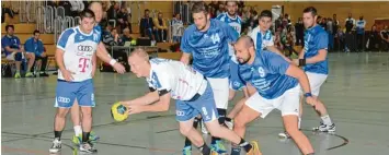  ?? Foto: Reinhold Radloff ?? Sehr häufig hatte die Donauwörth­er Deckung gegen die Bobinger (am Ball Maximilian Hermann) das Nachsehen. Vor allem da durch gelang dem Stadlmair Team der erste Heimsieg der Saison.