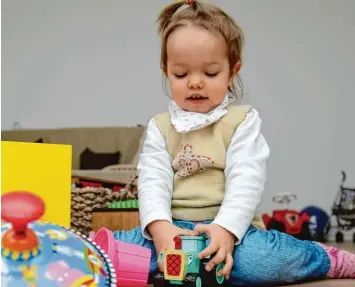  ?? Foto: Andrea Warnecke, dpa ?? Etwa 15 000 Stunden spielen Kinder bis zu ihrem sechsten Lebensjahr. Aber auch danach hört der Spieltrieb nicht auf, er ist auch bei Erwachsene­n noch vorhanden.