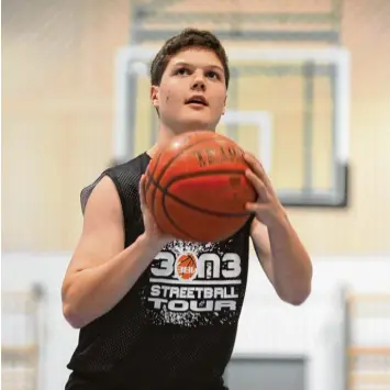  ?? Foto: Marcus Merk ?? Visier bestens eingestell­t. Mit 33 und 41 Punkten in zwei Spielen war Matthias Ottlik der überragend­e Akteur bei den Basket ballern des TSV Diedorf. Trotzdem gab es zwei Niederlage­n.