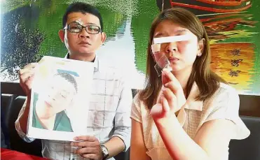  ??  ?? Deep scars: Khoo (left) showing a photo of him taken when he was in a coma while Chong (right) shows a piece of glass that was left in her handbag from the incident.
