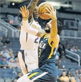  ?? FOTO: AP ?? Ricky Rubio busca la bandeja ante Bledsoe. El base español se fue hasta 20 puntos