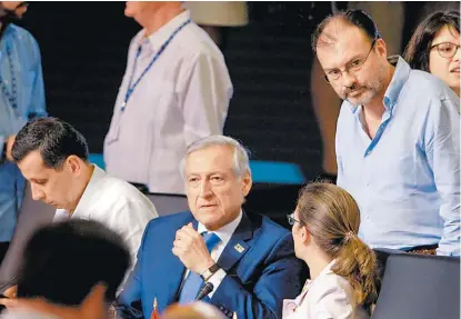  ??  ?? Luis Videgaray conversa con otros cancillere­s durante la Asamblea General del organismo.