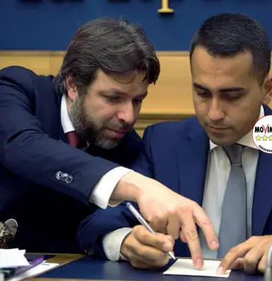  ??  ?? Nell’esecutivo Da sinistra il sottosegre­tario alla PA, Mattia Fantinati e il capo politico del M5s, Luigi Di Maio