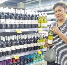  ?? Picture: SUPPLIED ?? Ana Vukataki of Raiwai with Wolf Blass wine at Fresh
Choice Supermarke­t in Garden City.