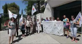  ?? (Photo Frank Muller) ?? Un rassemblem­ent était organisé, hier devant la préfecture, par les syndicats SNUipp-FSU (premier degré) et SNES-FSU (second degré), pour défendre le statut des accompagna­nts d’enfants en situation de handicap.