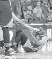  ?? Karen Warren / Houston Chronicle ?? Warriors guard Stephen Curry, right, went down with a knee injury near the end of the first half.